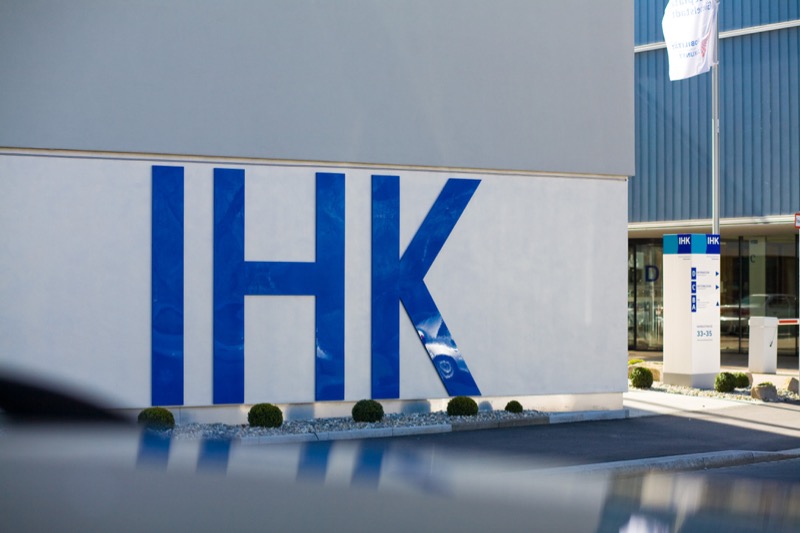 Von Mainaustraße kommend, Haus A mit Schriftzug IHK